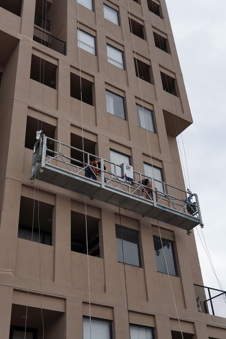 Hamaca eléctrica trabajando sobre la fachada de un edificio
